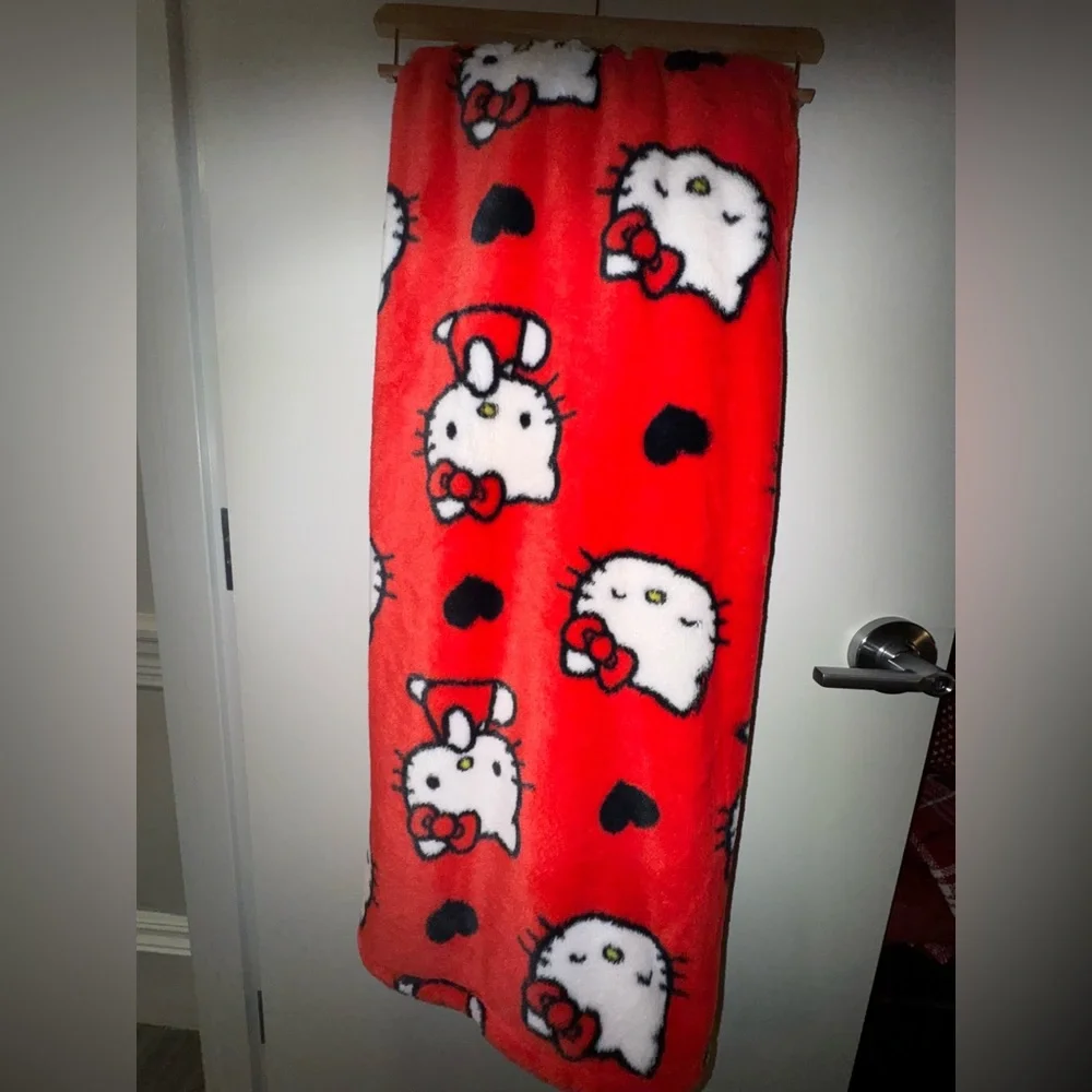 Hello Kitty V-Day Blanket - Picture 1 of 3